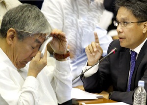 Liberal President Senator Mar Roxas (right) confronts beleaguered former Agriculture Undersecretary Jocelyn "Joc-Joc" Bolante during Thursday's Senate blue ribbon committee investigation into the P728-million fertilizer fund scam. Roxas rejected Bolante's testimony that President Arroyo was never involved in the P728-million fertilizer fund scam.